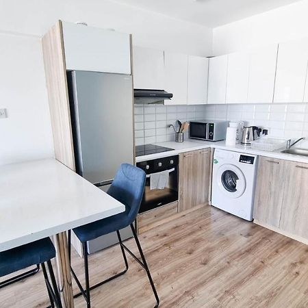 Modern Retreat: 2Br Stylish Apt With Comfy Rooms! Smart Tv With 200Mbps Internet Larnaca Exteriér fotografie