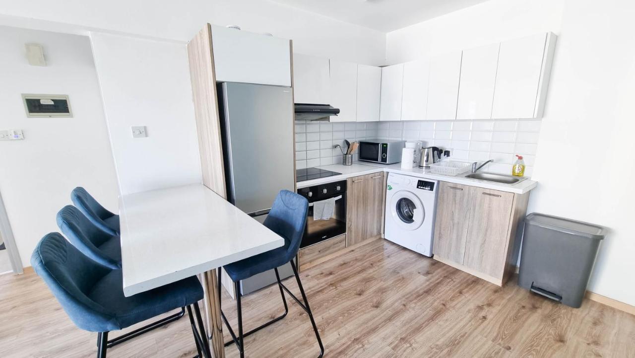 Modern Retreat: 2Br Stylish Apt With Comfy Rooms! Smart Tv With 200Mbps Internet Larnaca Exteriér fotografie