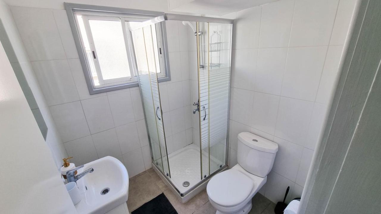 Modern Retreat: 2Br Stylish Apt With Comfy Rooms! Smart Tv With 200Mbps Internet Larnaca Exteriér fotografie